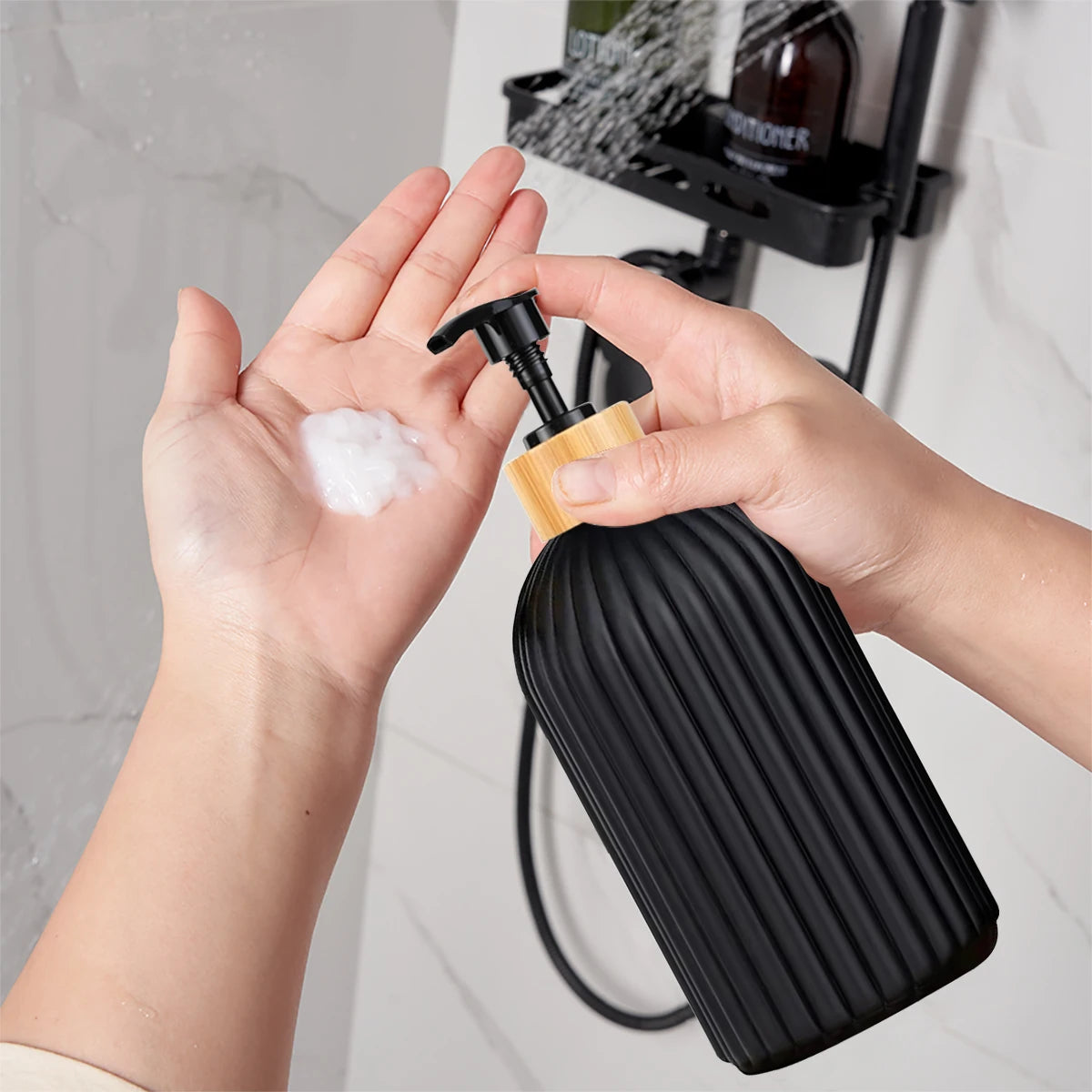 Elegante Conjunto de Acessórios para Banheiro em Plástico com Detalhes em Madeira