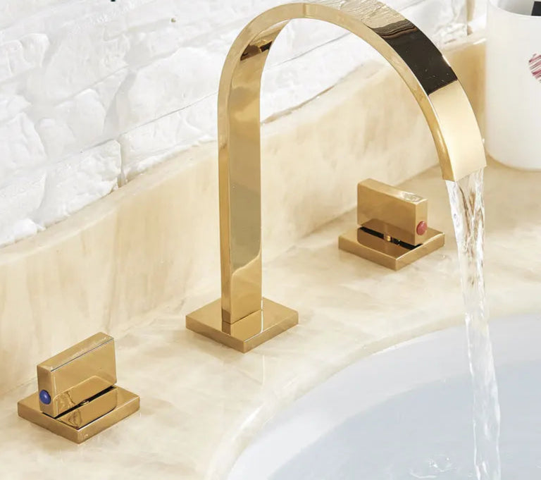 Torneira dourada para pia de banheiro, torneira de água quente e fria com três furos e duas alças, torneira para banheira de lavagem com montagem em deck