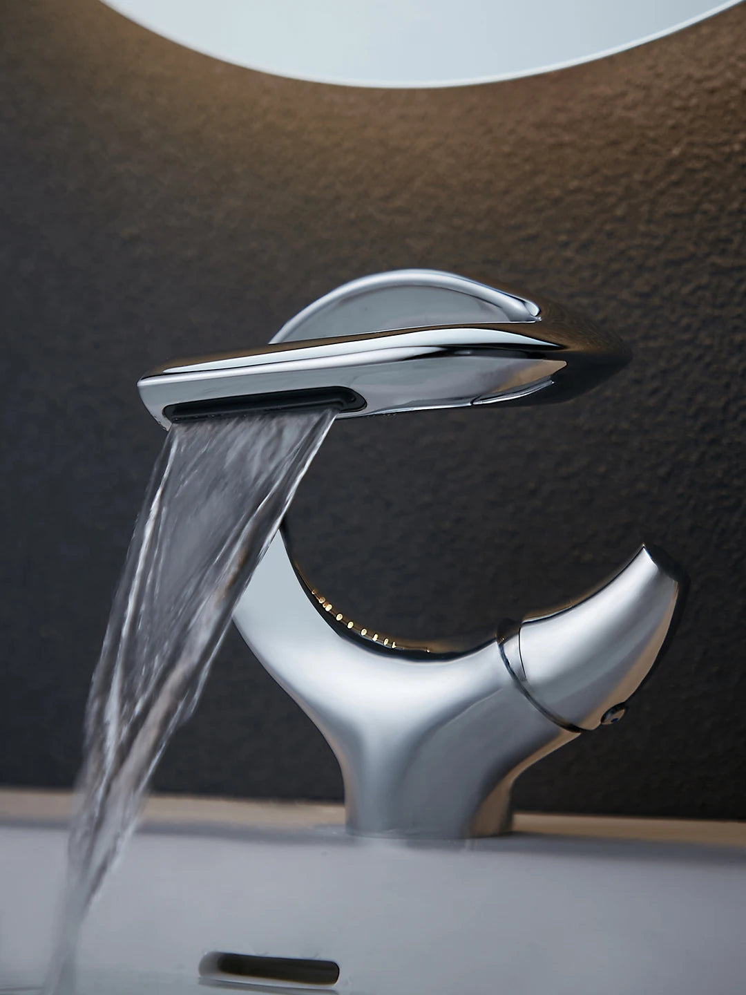 Torneira de lavatório de banheiro, Torneira misturadora de água quente e fria em cachoeira, Guindaste único, Torneira misturadora preta cromada, Novo design