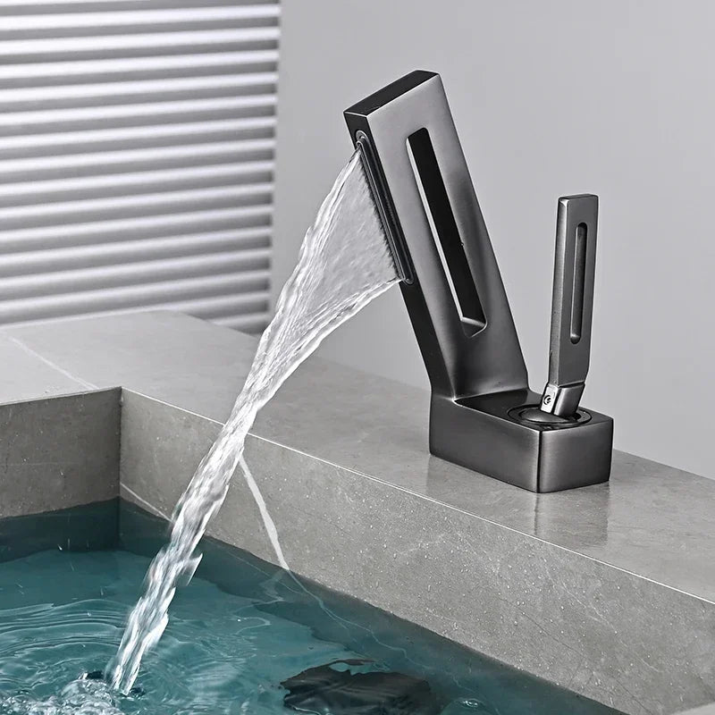 Torneira de cachoeira para banheiro, Torneira de pia de latão, Torneira misturadora de água quente e fria, Esvaziada, Design criativo
