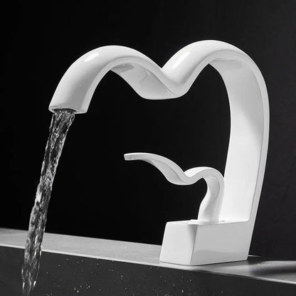 Torneira de cachoeira de latão para banheiro Bacia quente e fria Torneira pia em forma de coração criativo Misturador de vaidade de banho