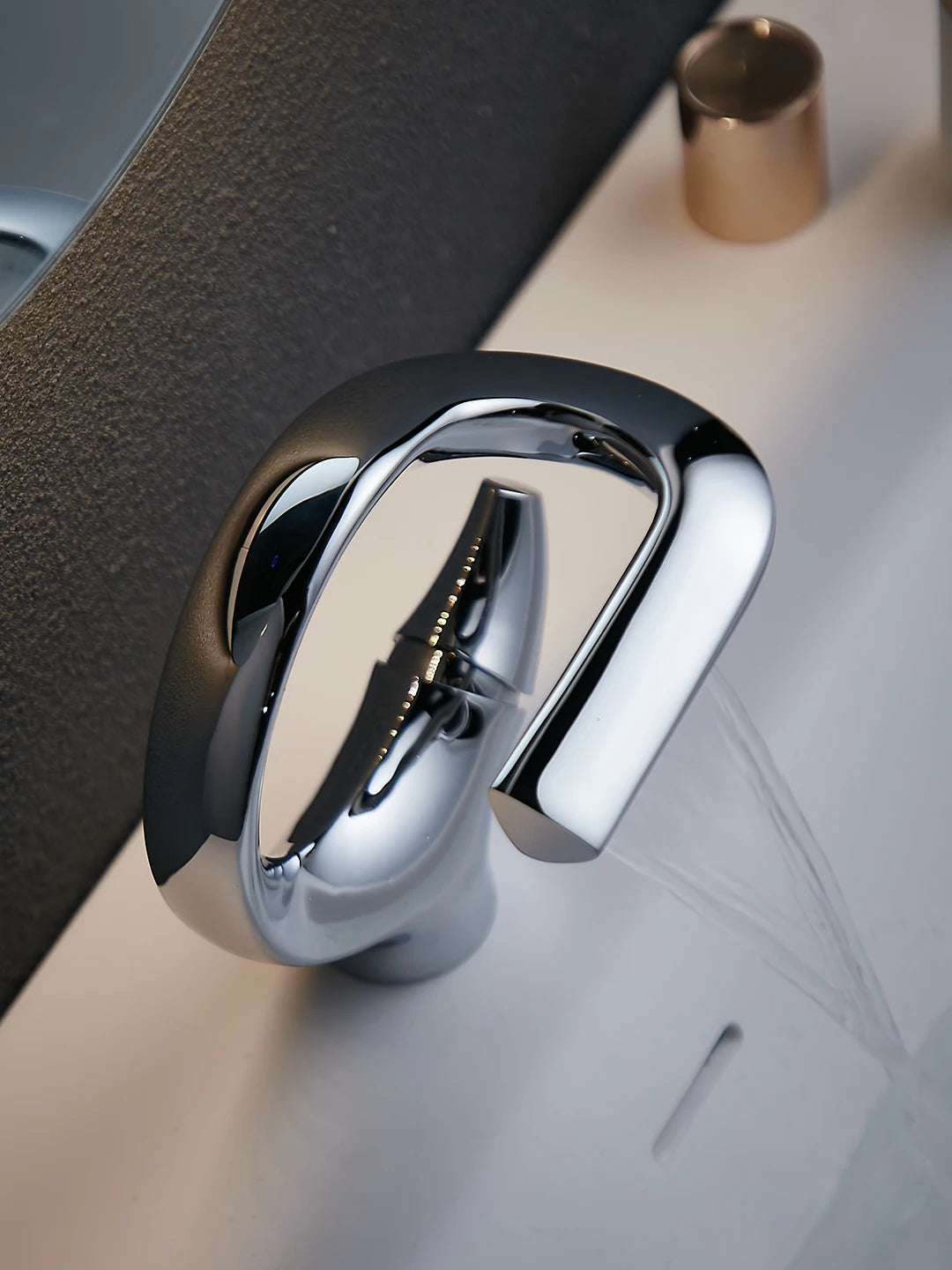 Torneira de lavatório de banheiro, Torneira misturadora de água quente e fria em cachoeira, Guindaste único, Torneira misturadora preta cromada, Novo design